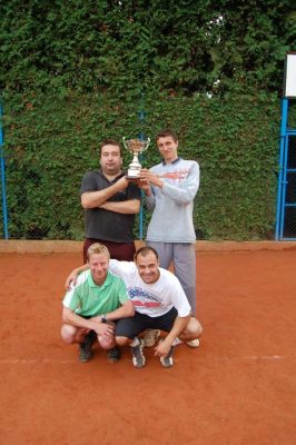 2010 vítězné družstvo s pohárem