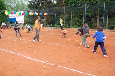 2009 kdo nasbírá víc tenisáků